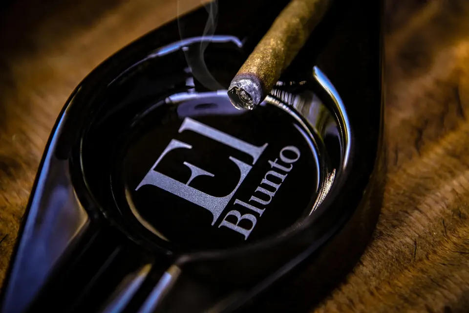 An El Blunto blunt resting in a branded ashtray