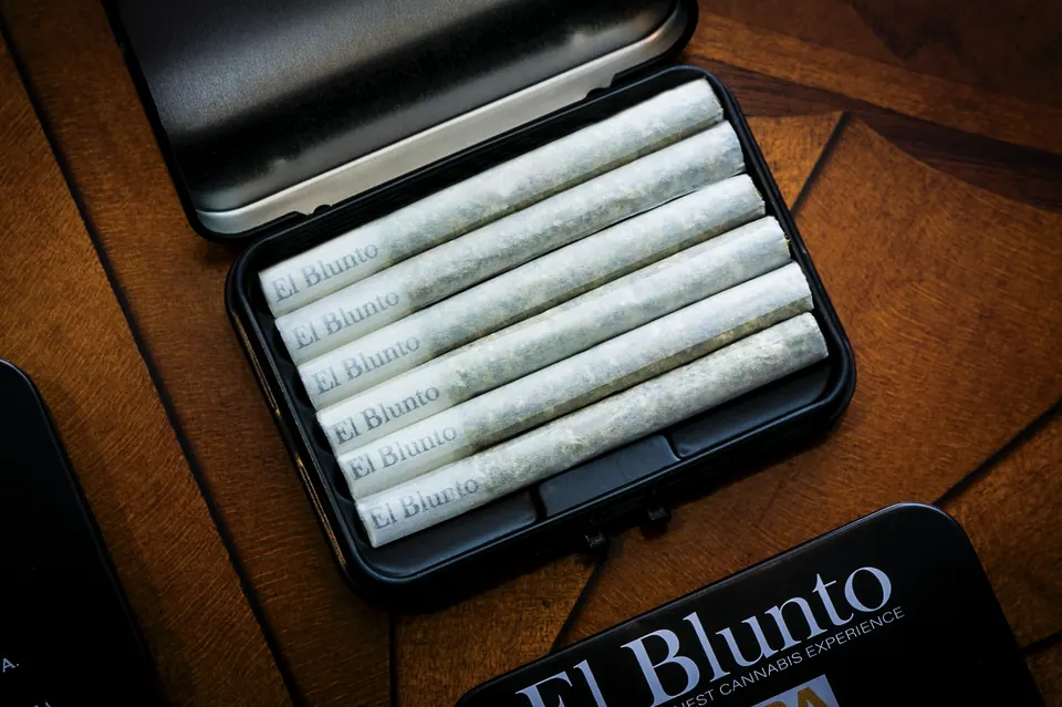 El Blunto tin holding a row of joints